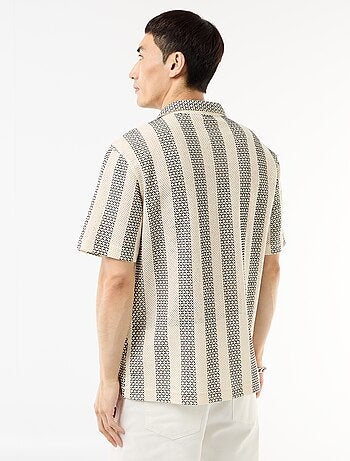 Camisa de manga curta em malha de crochê