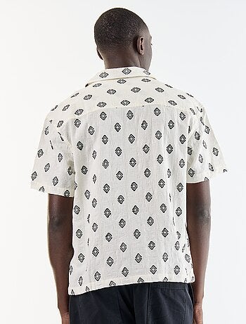 Camisa de manga curta em malha fantasia com bordados