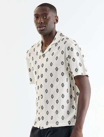 Camisa de manga curta em malha fantasia com bordados