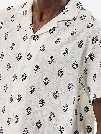 Camisa de manga curta em malha fantasia com bordados