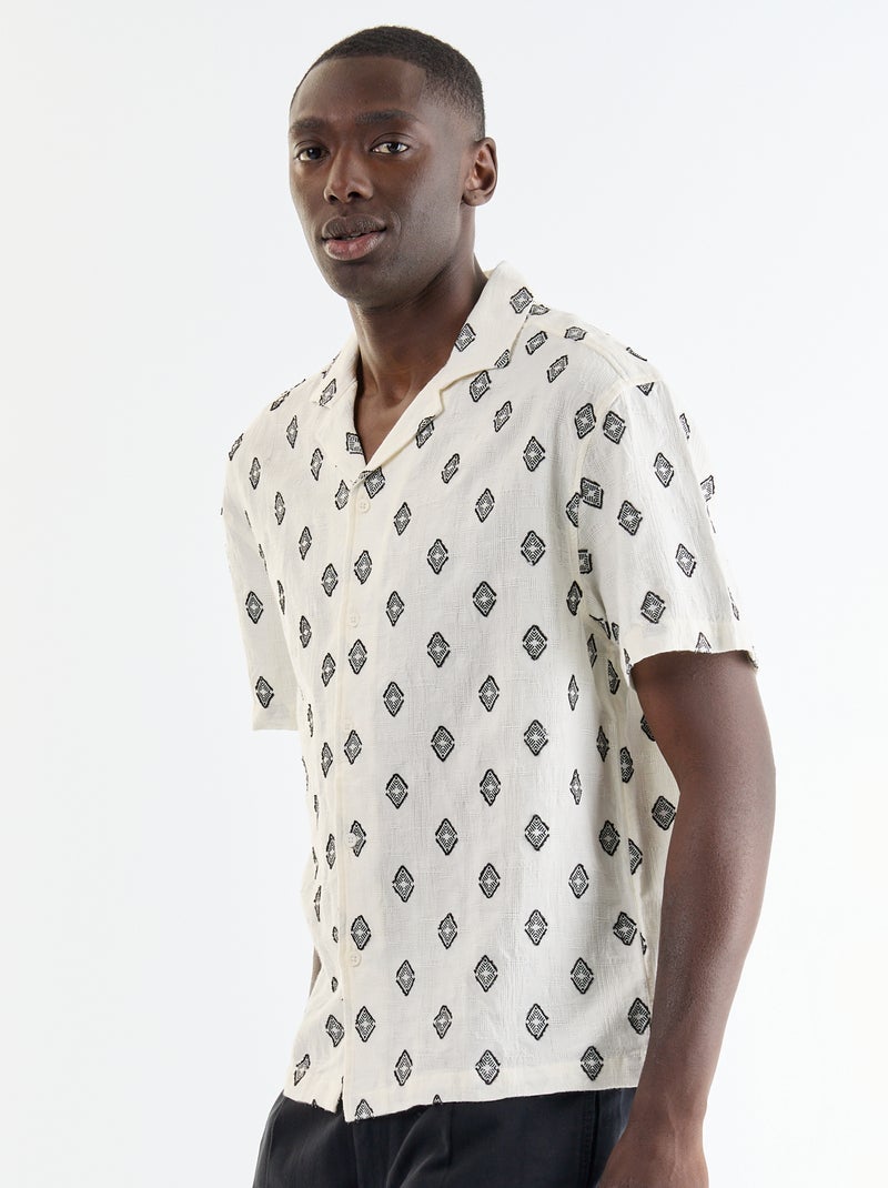 Camisa de manga curta em malha fantasia com bordados Preto - Kiabi
