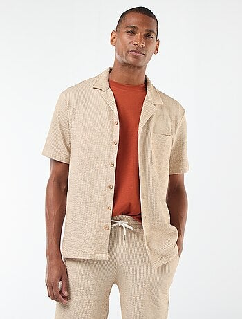 Camisa
de manga curta em material tipo crepe