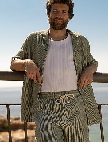 Camisa
de manga curta em material tipo crepe