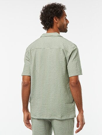 Camisa
de manga curta em material tipo crepe