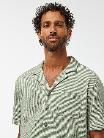Camisa
de manga curta em material tipo crepe