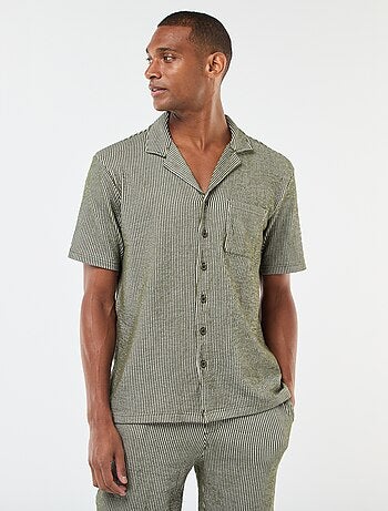 Camisa
de manga curta em material tipo crepe