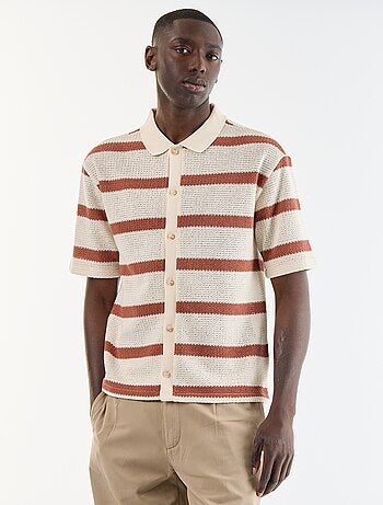 Camisa de manga curta em tecido perfurado