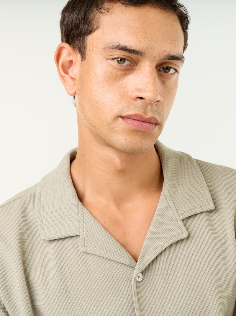 Camisa de mangas curtas em tecido texturizado Verde - Kiabi