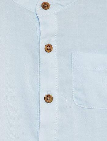 Camisa de material leve com gola mao