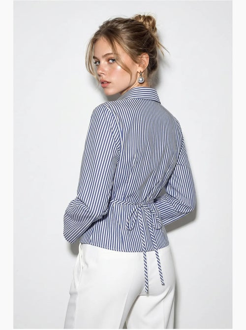 Camisa de popelina às riscas ajustada com detalhe de amarração lucci - Kiabi Camisa de popelina às riscas ajustada com detalhe de amarração lucci - Kiabi