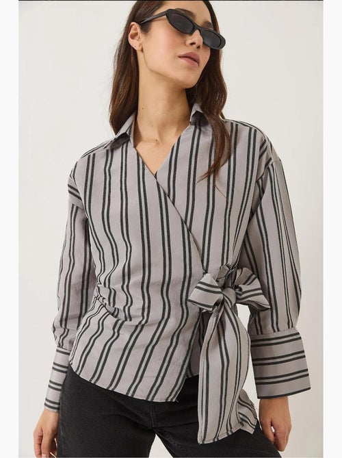 Camisa de popelina às riscas com gola envolvente e atilhos laterais lucci - Kiabi