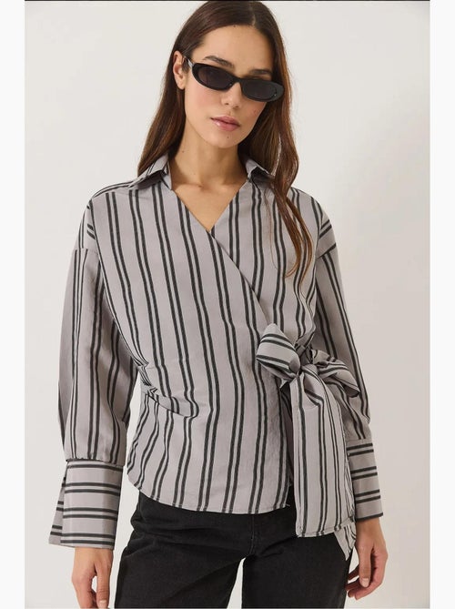 Camisa de popelina às riscas com gola envolvente e atilhos laterais lucci - Kiabi