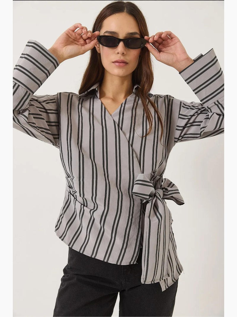 Camisa de popelina às riscas com gola envolvente e atilhos laterais lucci Cinza - Kiabi