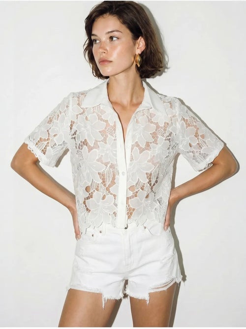 Camisa de renda floral com botões na frente lucci - Kiabi Camisa de renda floral com botões na frente lucci - Kiabi