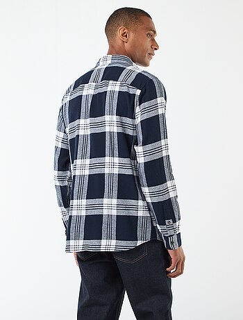 Camisa de xadrez com abertura de botões
