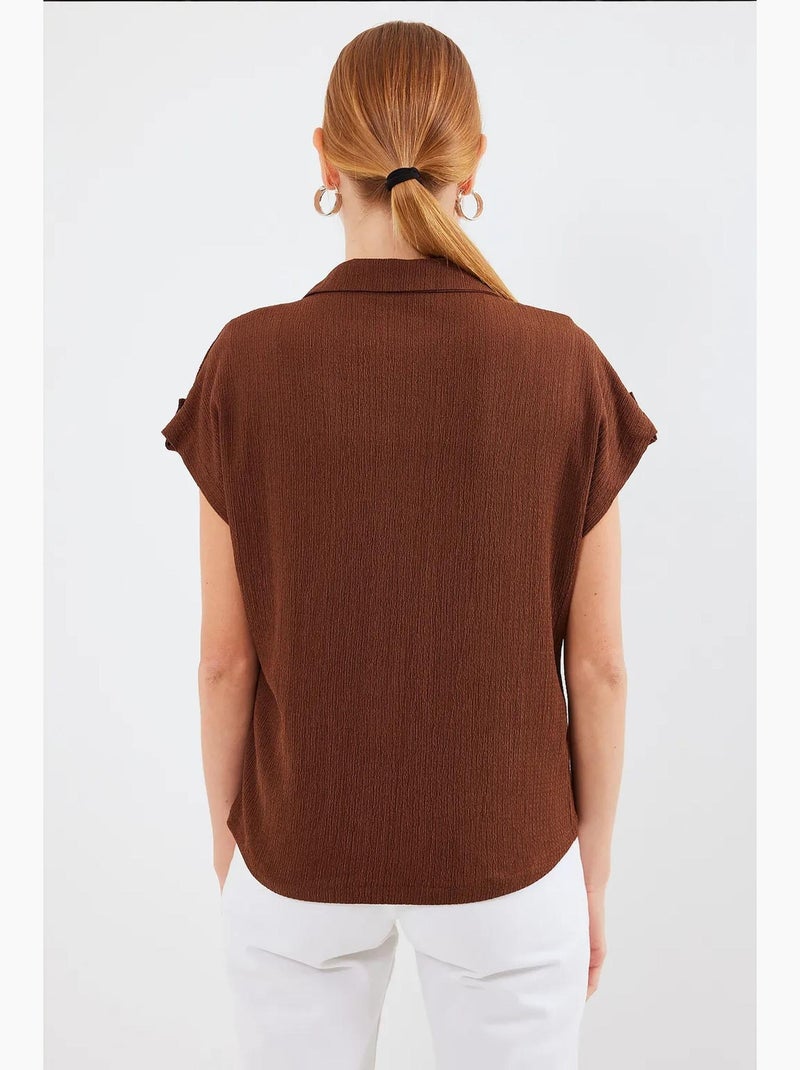 Camisa em crepe texturizado com bolso bdart Castanho-chocolate - Kiabi