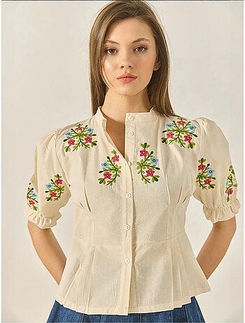 Camisa em linho com detalhe bordado floral e manga elástica lucci
