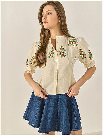Camisa em linho com detalhe bordado floral e manga elástica lucci
