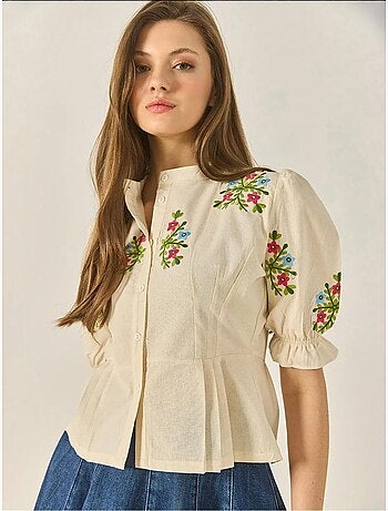 Camisa em linho com detalhe bordado floral e manga elástica lucci