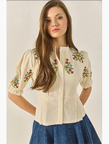 Camisa em linho com detalhe bordado floral e manga elástica lucci