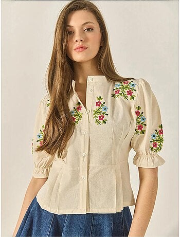 Camisa em linho com detalhe bordado floral e manga elástica lucci