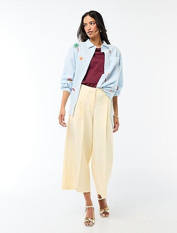 Camisa em material texturizado + bordados