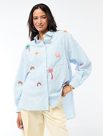 Camisa em material texturizado + bordados