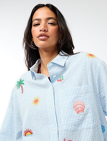 Camisa em material texturizado + bordados