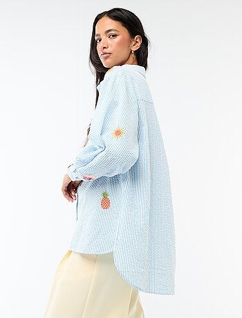 Camisa em material texturizado + bordados