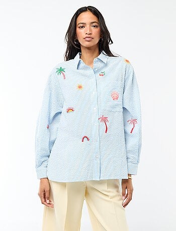 Camisa em material texturizado + bordados