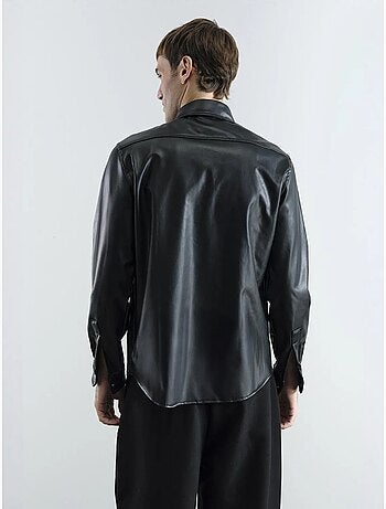 Camisa em pele sintética com botões e bolso giesto