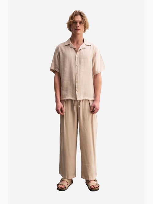 Camisa em tecido de mangas curtas de corte descontraído com detalhe de laço giesto - Kiabi Camisa em tecido de mangas curtas de corte descontraído com detalhe de laço giesto - Kiabi