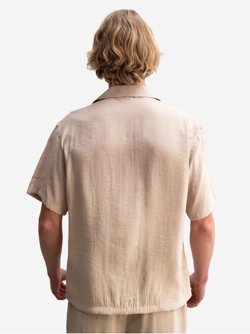 Camisa em tecido de mangas curtas de corte descontraído com detalhe de laço giesto - Kiabi Camisa em tecido de mangas curtas de corte descontraído com detalhe de laço giesto - Kiabi