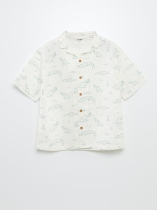 Camisa estampada de manga curta e gola de pijama