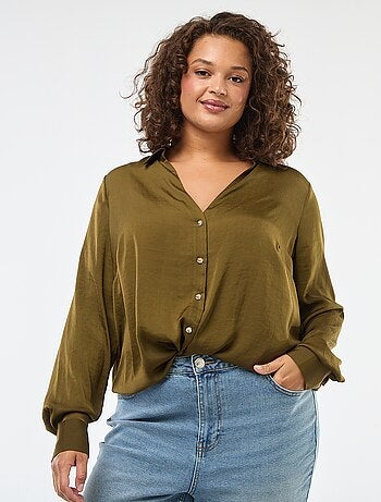 Camisa estilo sahariana acetinada com botões dourados