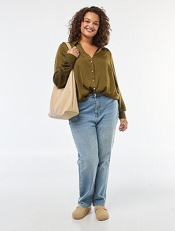 Camisa estilo sahariana acetinada com botões dourados