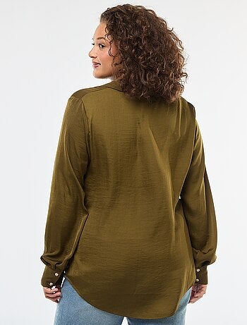 Camisa estilo sahariana acetinada com botões dourados