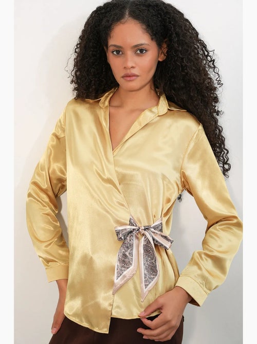 Camisa feminina de cetim com amarração frontal bdart - Kiabi Camisa feminina de cetim com amarração frontal bdart - Kiabi