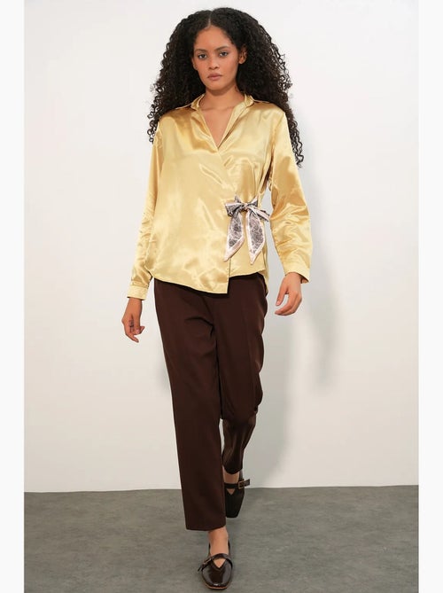 Camisa feminina de cetim com amarração frontal bdart - Kiabi Camisa feminina de cetim com amarração frontal bdart - Kiabi