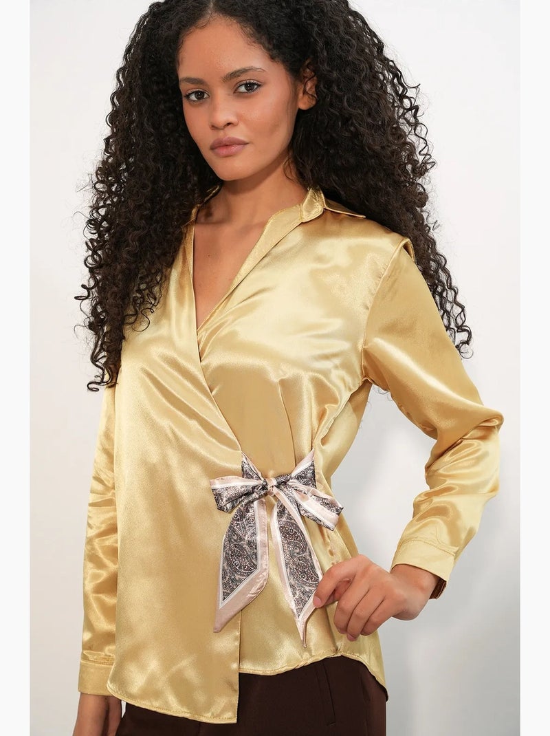 Camisa feminina de cetim com amarração frontal bdart Âmbar - Kiabi
