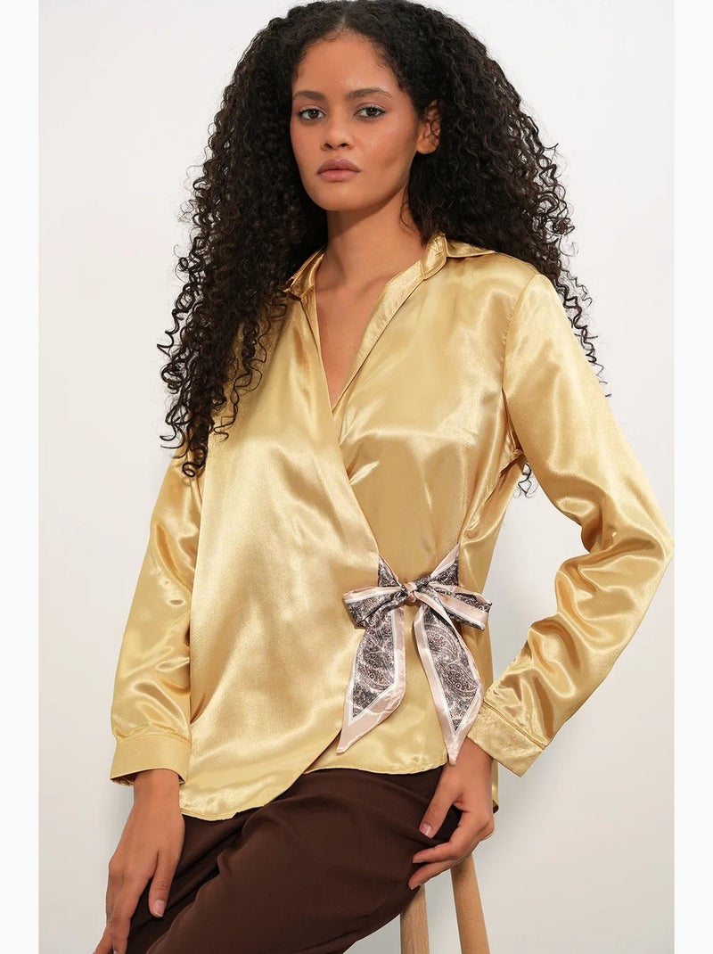 Camisa feminina de cetim com amarração frontal bdart Âmbar - Kiabi