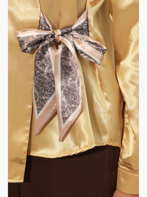 Camisa feminina de cetim com amarração frontal bdart - Kiabi Camisa feminina de cetim com amarração frontal bdart - Kiabi