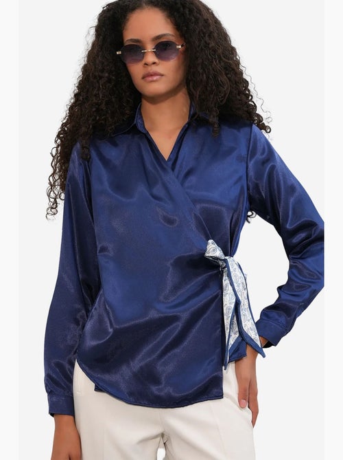 Camisa feminina de cetim com amarração frontal bdart - Kiabi Camisa feminina de cetim com amarração frontal bdart - Kiabi
