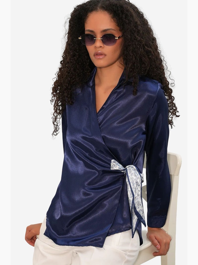 Camisa feminina de cetim com amarração frontal bdart Azul-marinho - Kiabi