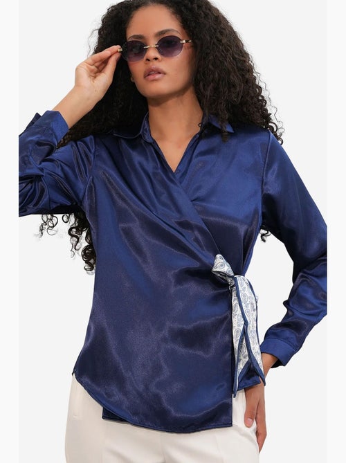 Camisa feminina de cetim com amarração frontal bdart - Kiabi Camisa feminina de cetim com amarração frontal bdart - Kiabi