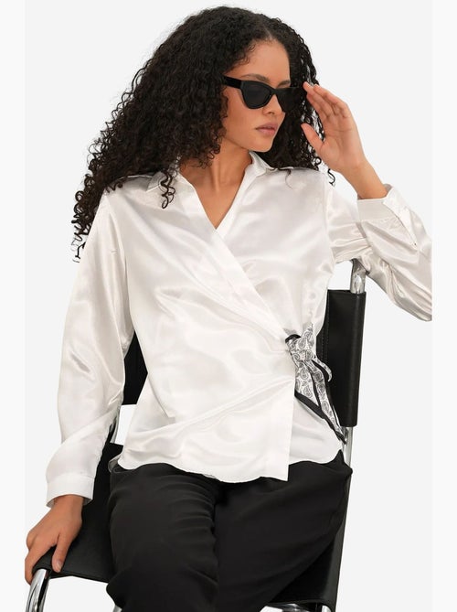 Camisa feminina de cetim com amarração frontal bdart - Kiabi Camisa feminina de cetim com amarração frontal bdart - Kiabi