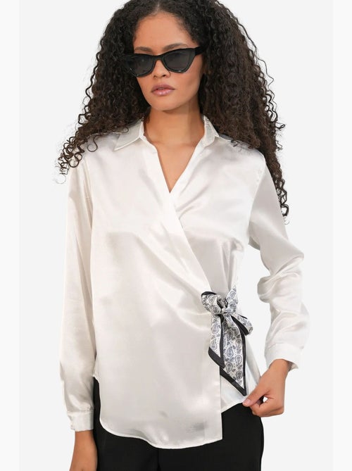 Camisa feminina de cetim com amarração frontal bdart - Kiabi Camisa feminina de cetim com amarração frontal bdart - Kiabi