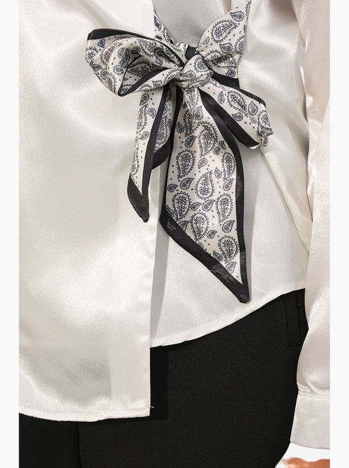 Camisa feminina de cetim com amarração frontal bdart - Kiabi Camisa feminina de cetim com amarração frontal bdart - Kiabi