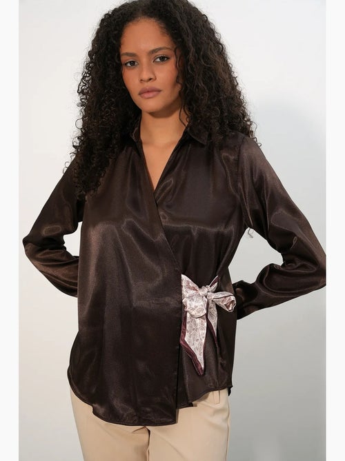 Camisa feminina de cetim com amarração frontal bdart - Kiabi Camisa feminina de cetim com amarração frontal bdart - Kiabi