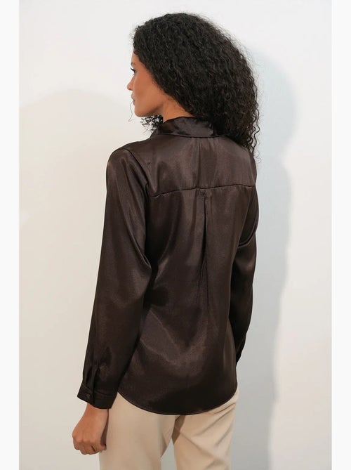 Camisa feminina de cetim com amarração frontal bdart - Kiabi Camisa feminina de cetim com amarração frontal bdart - Kiabi